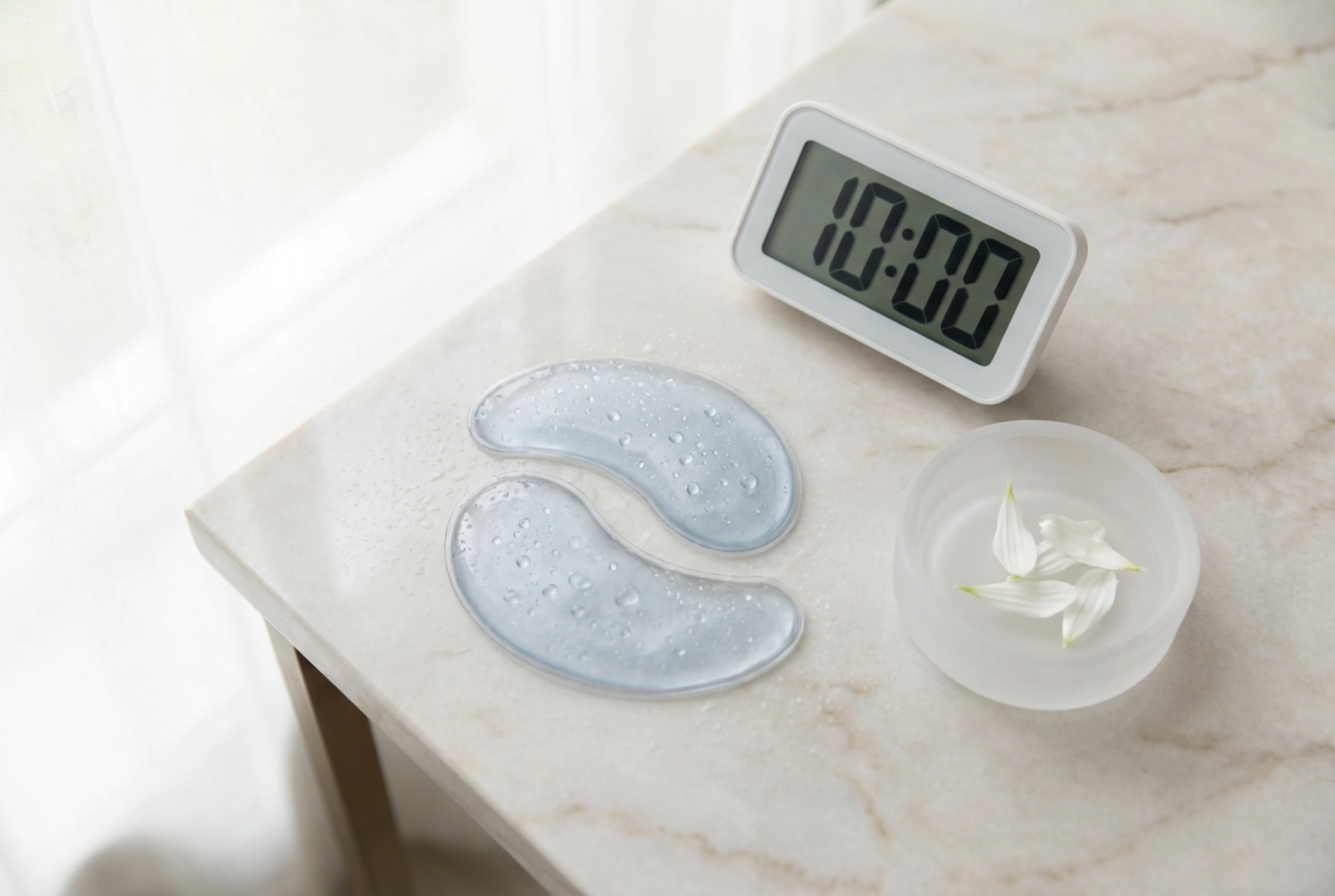 Øjenmasker og øjenpuder: Alt om afkøling, påføring og virketid