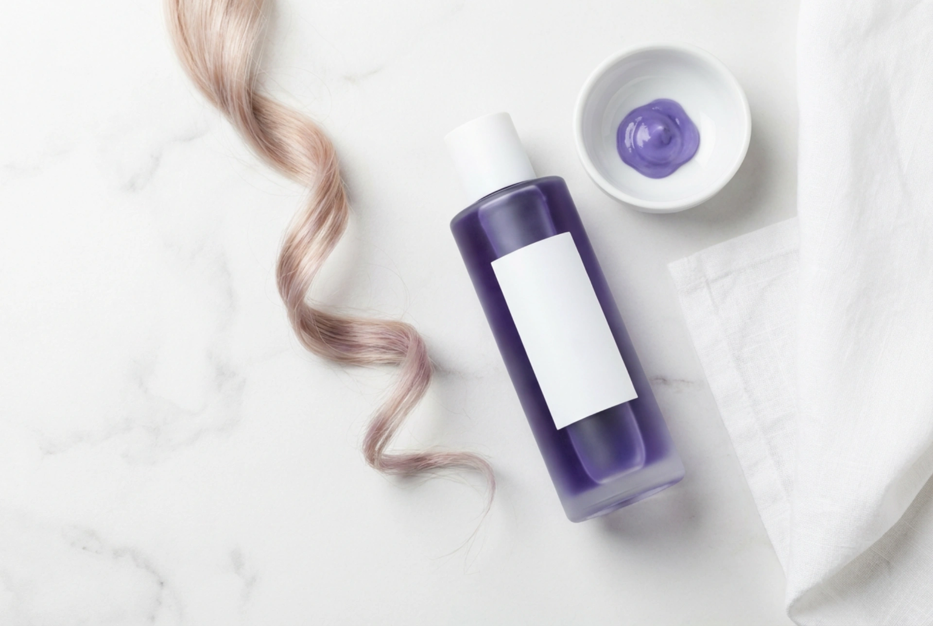Lilla shampoo til håret: neutralisering af gule toner trin for trin