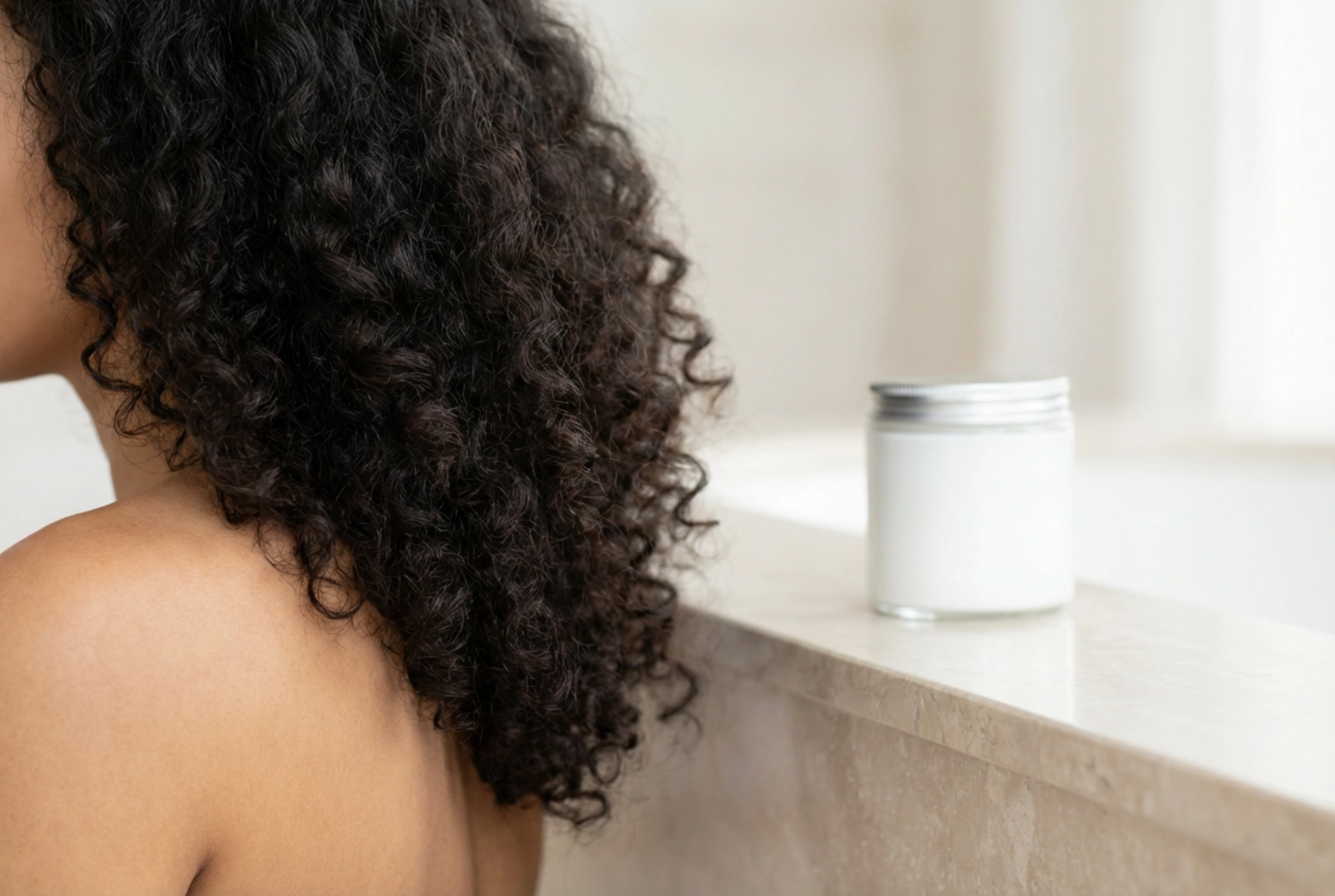 Få definerede krøller uden at tynge håret: Den perfekte hårmaske