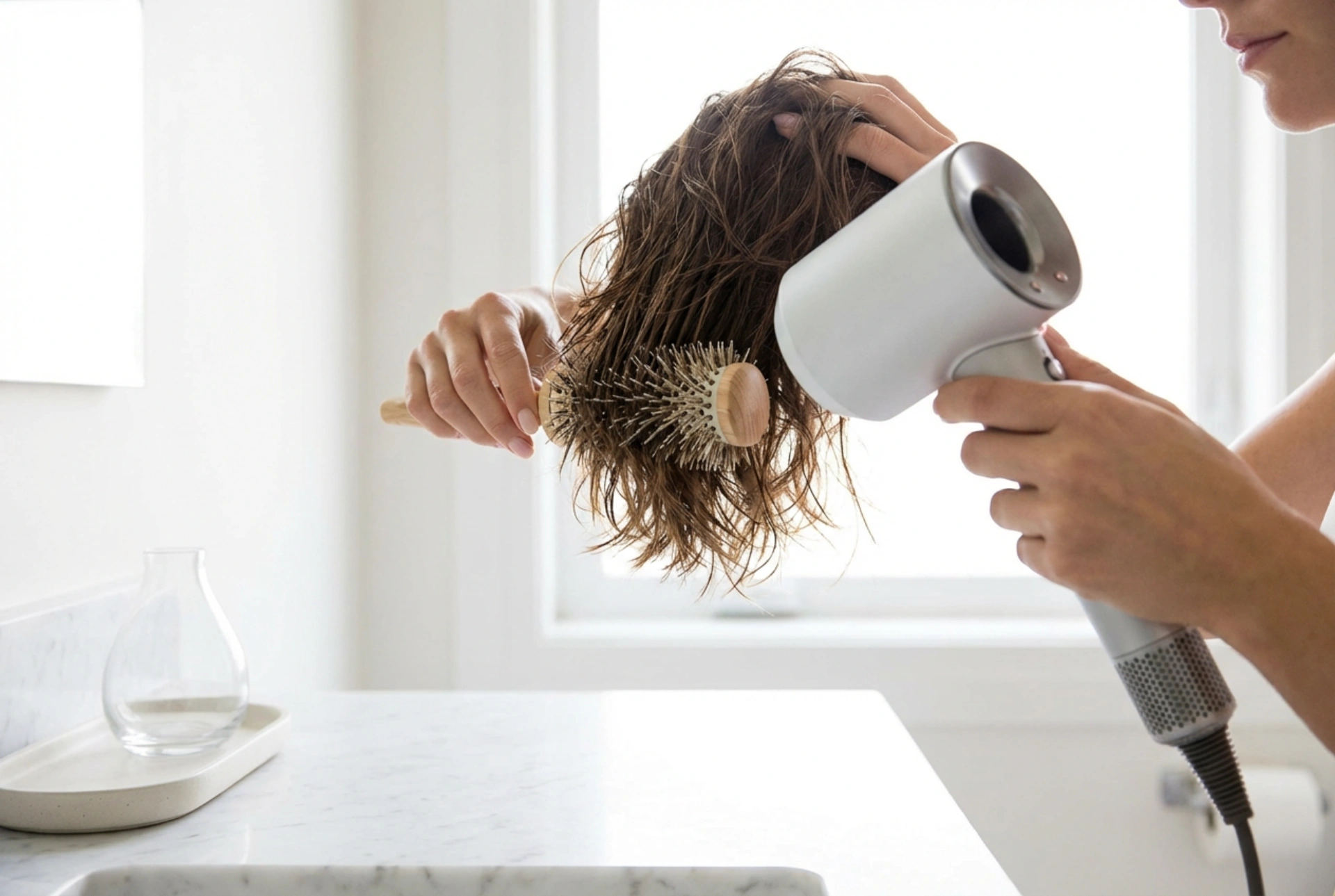 Kort hår i hverdagen: hurtige teknikker til tørring og styling