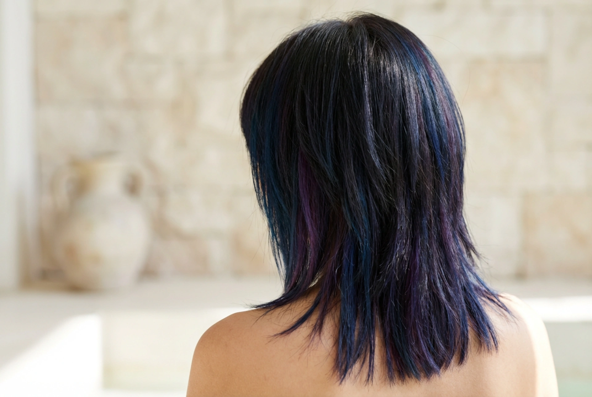 Emo-frisure til kvinder: lagdelt klipning, styling og farvepleje