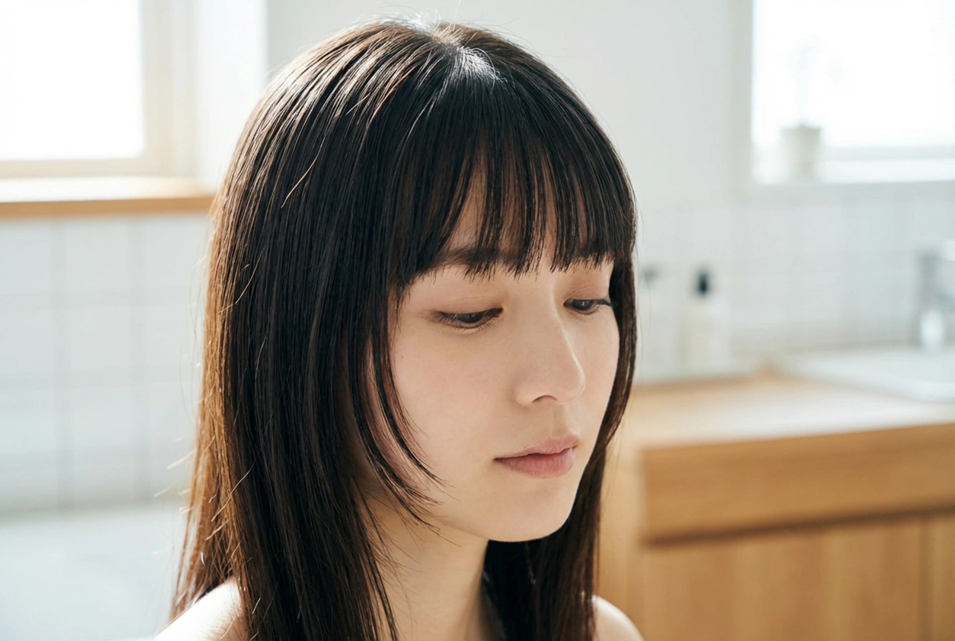 Lagdelt lige pandehår: klipning, teksturering og styling