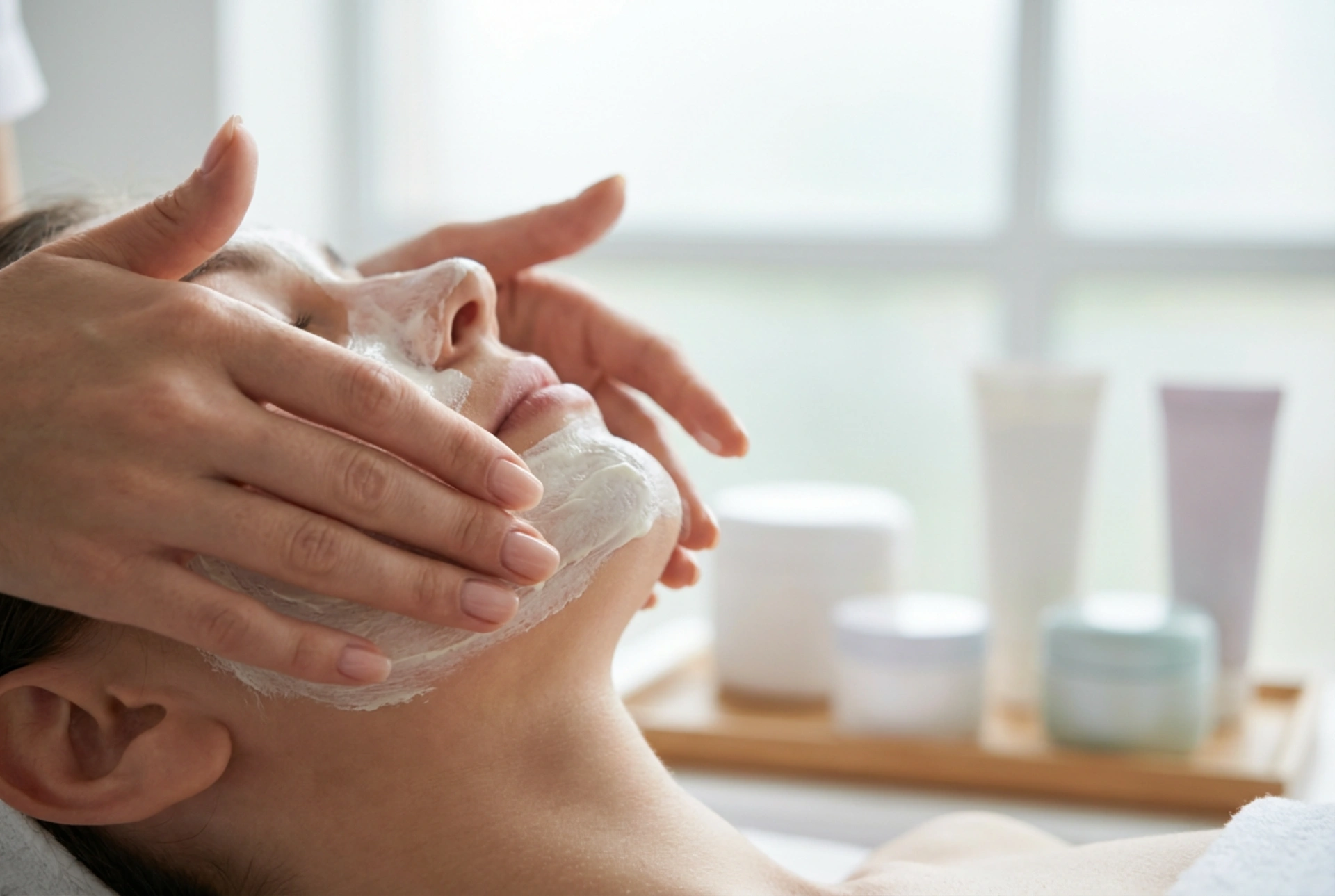 Ansigtsmaske: Hvor længe skal den sidde, hvordan fjerner man den, og hvad skal man påføre bagefter