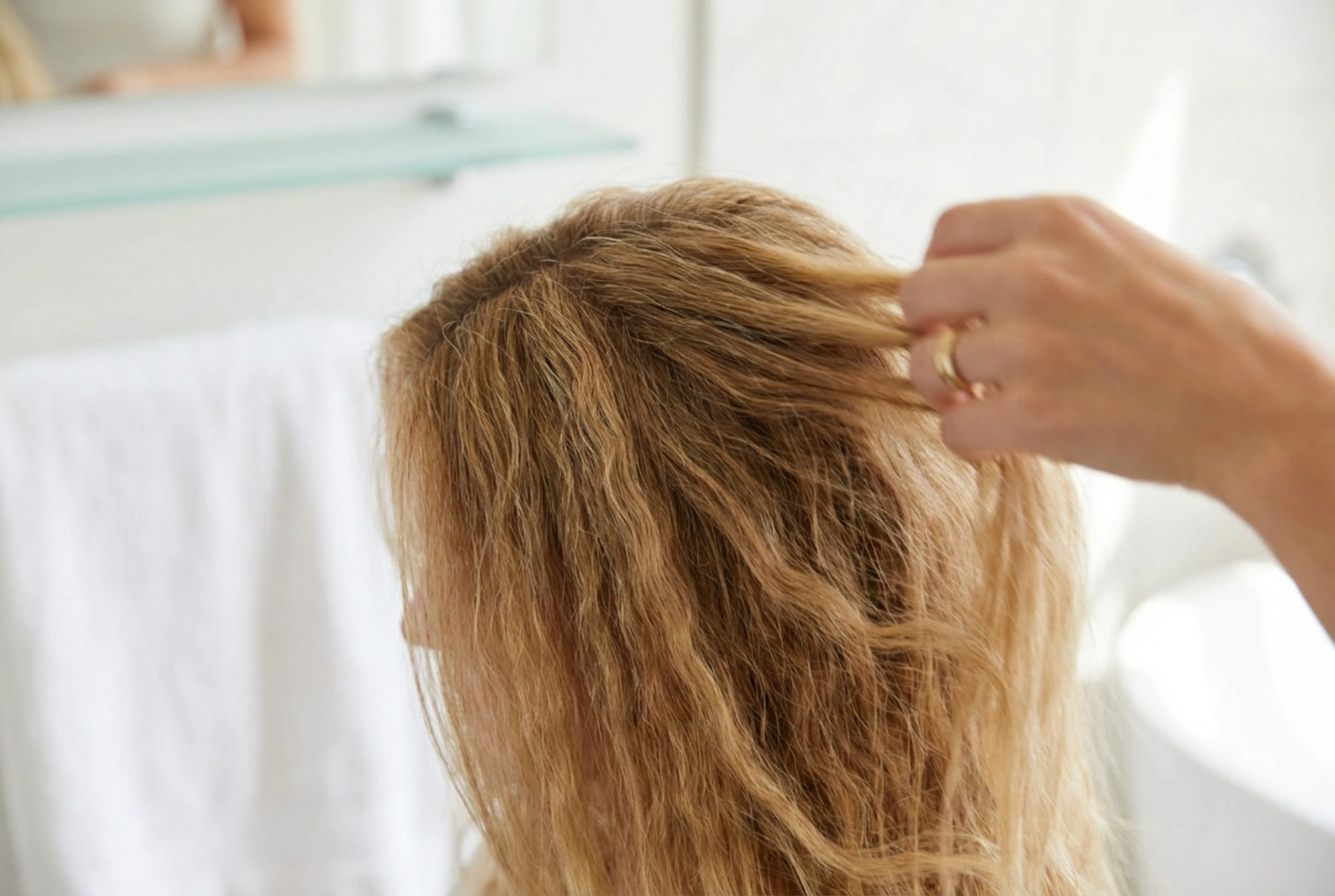 Kreppejern: Løft ved rødderne og tekstur i længderne, teknikker til forskellige hårtyper