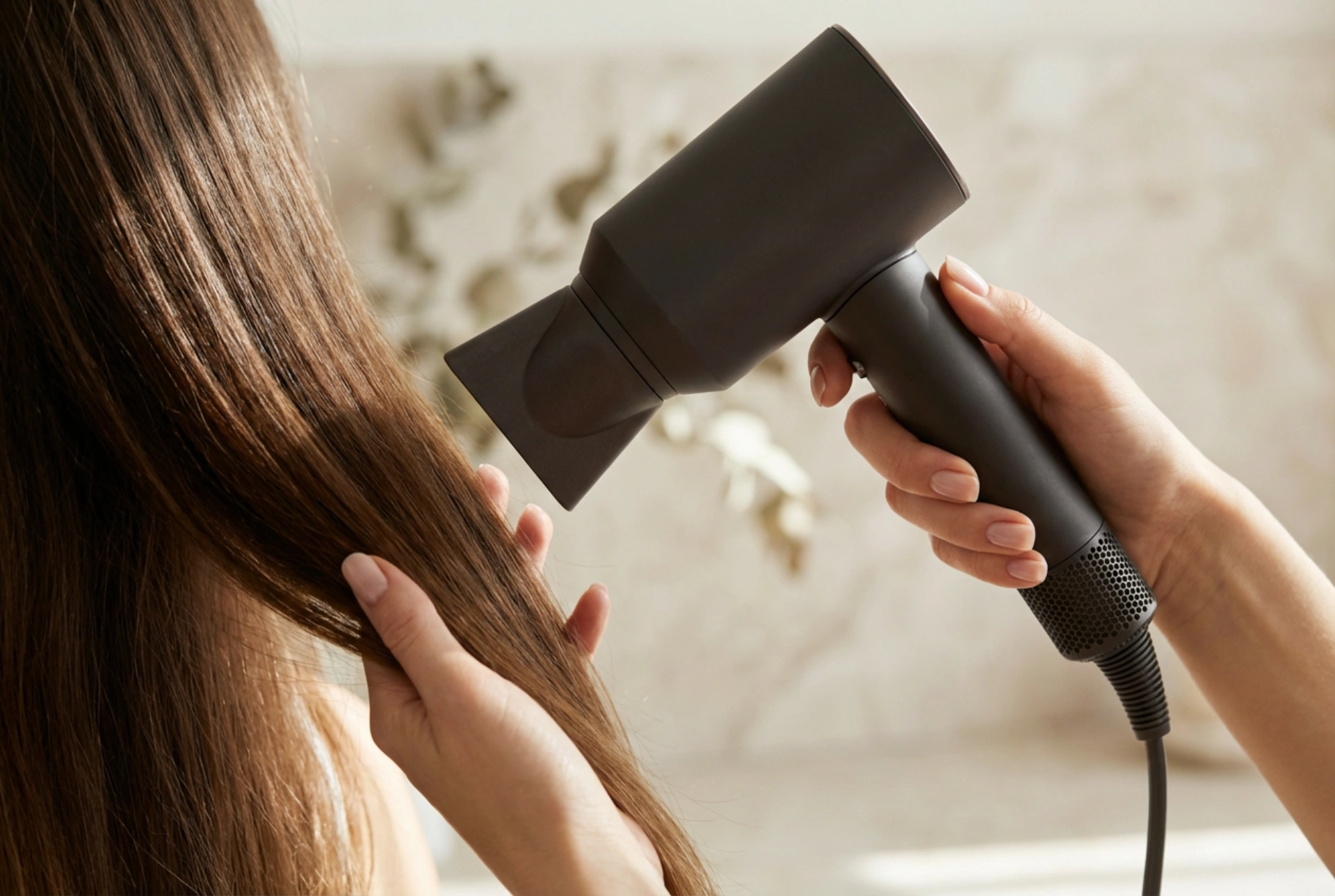 Hårtørrer: Sådan vælger du den rigtige temperatur og hastighed til dit hår