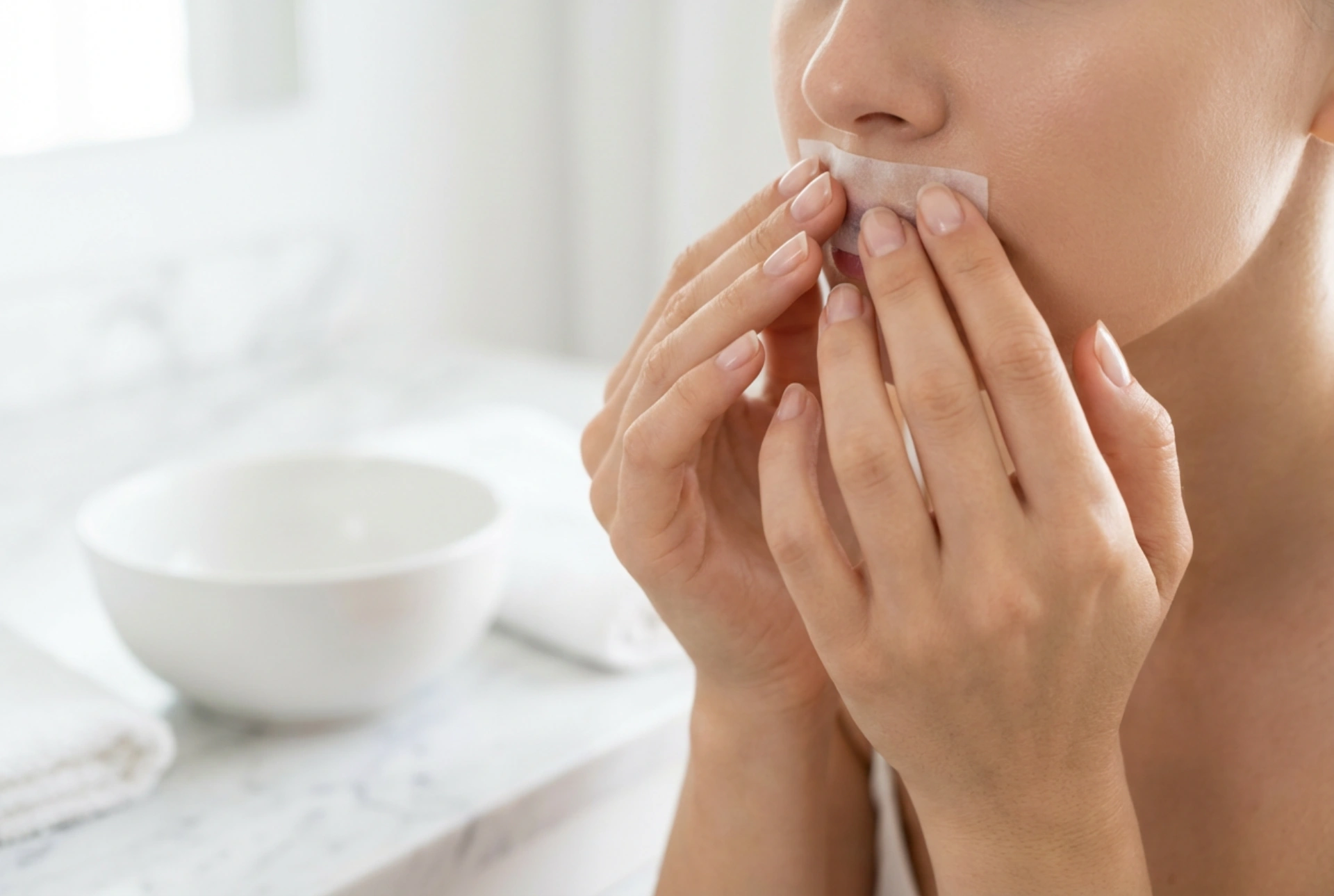 Voksstrimler til overlæben: Sådan påfører og fjerner du dem korrekt