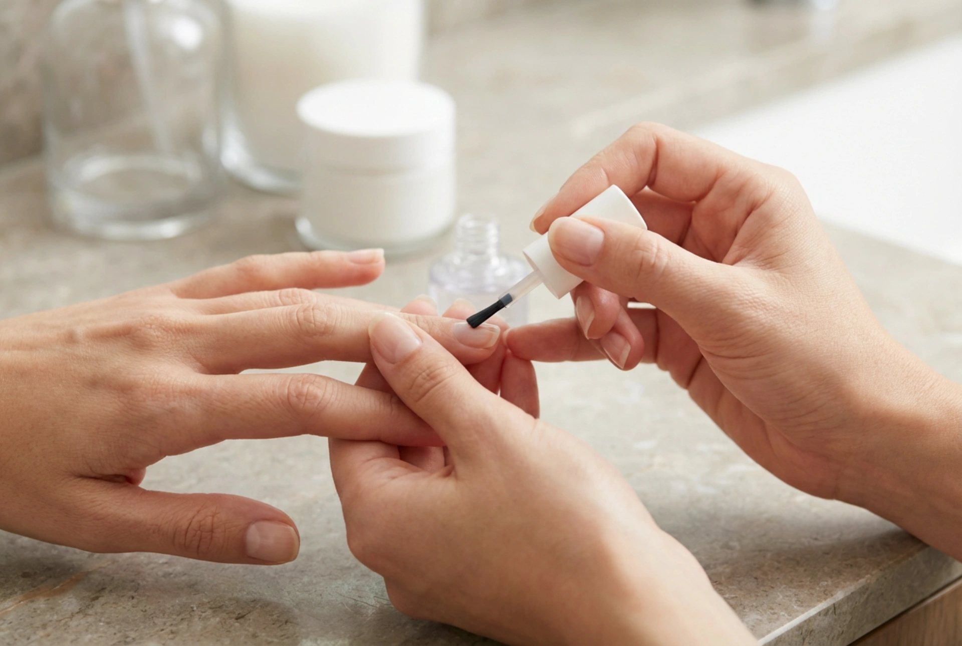 Gellak på naturlige negle: forberedelse, styrkende basecoat og påføring