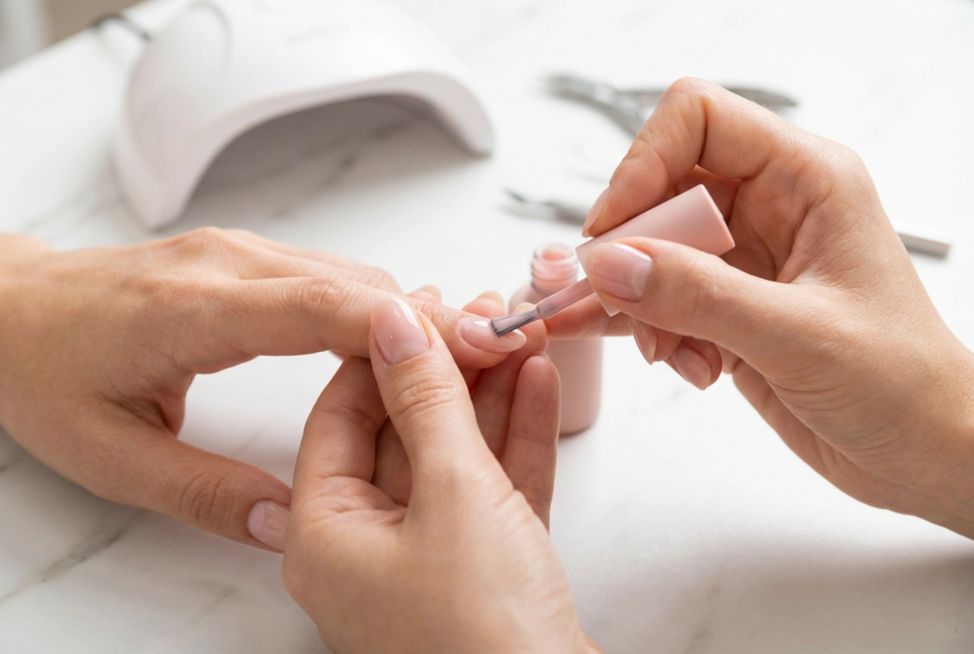 Gellak manicure: Hvad er det, og hvordan påføres og fjernes den?
