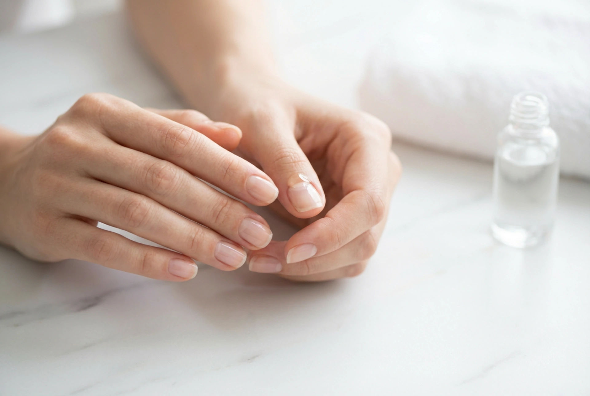 Neglebåndsolie i manicurepleje: hvordan og hvornår man bruger den