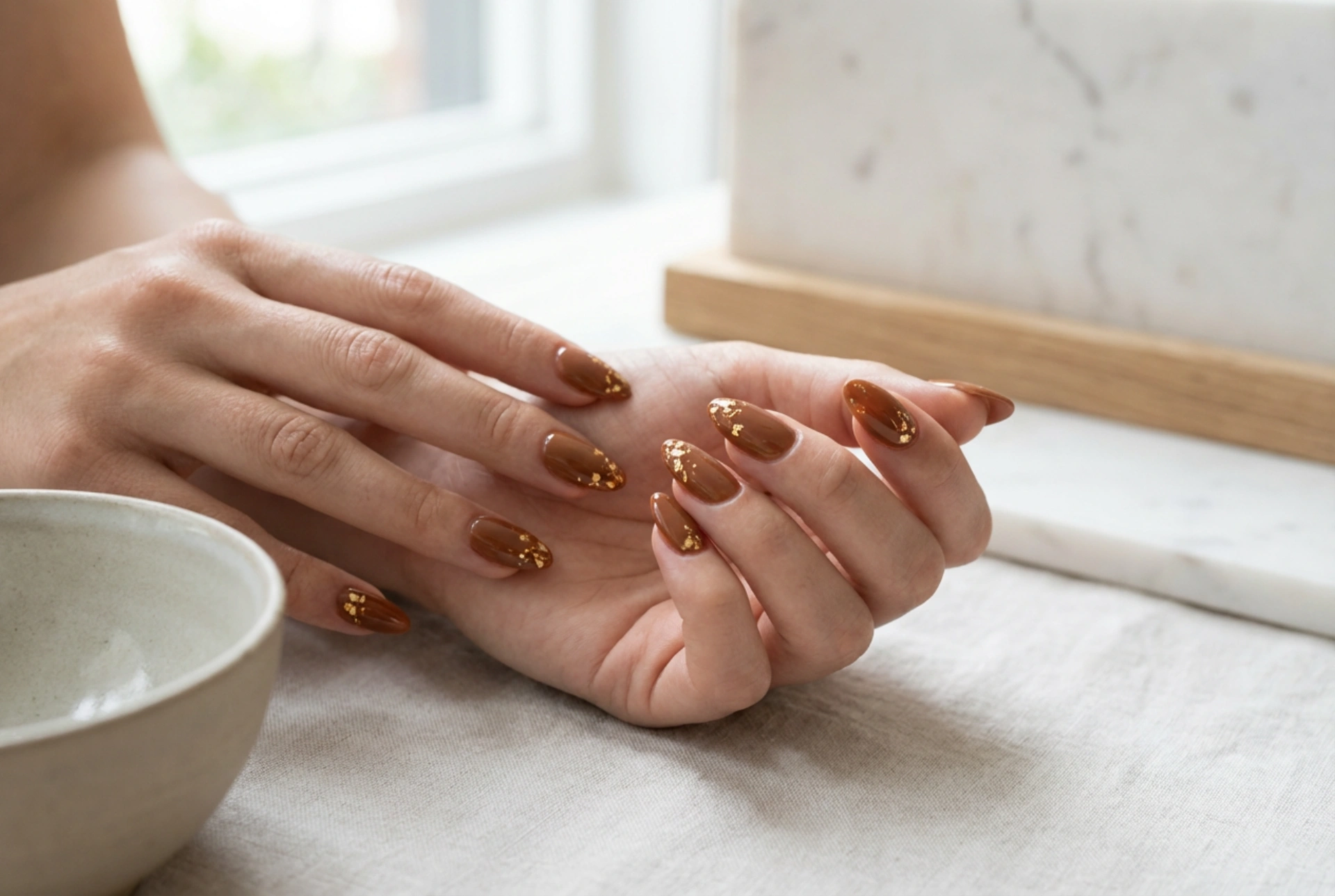 Brune negle med guld: Hurtige teknikker og nemme tricks til en elegant manicure