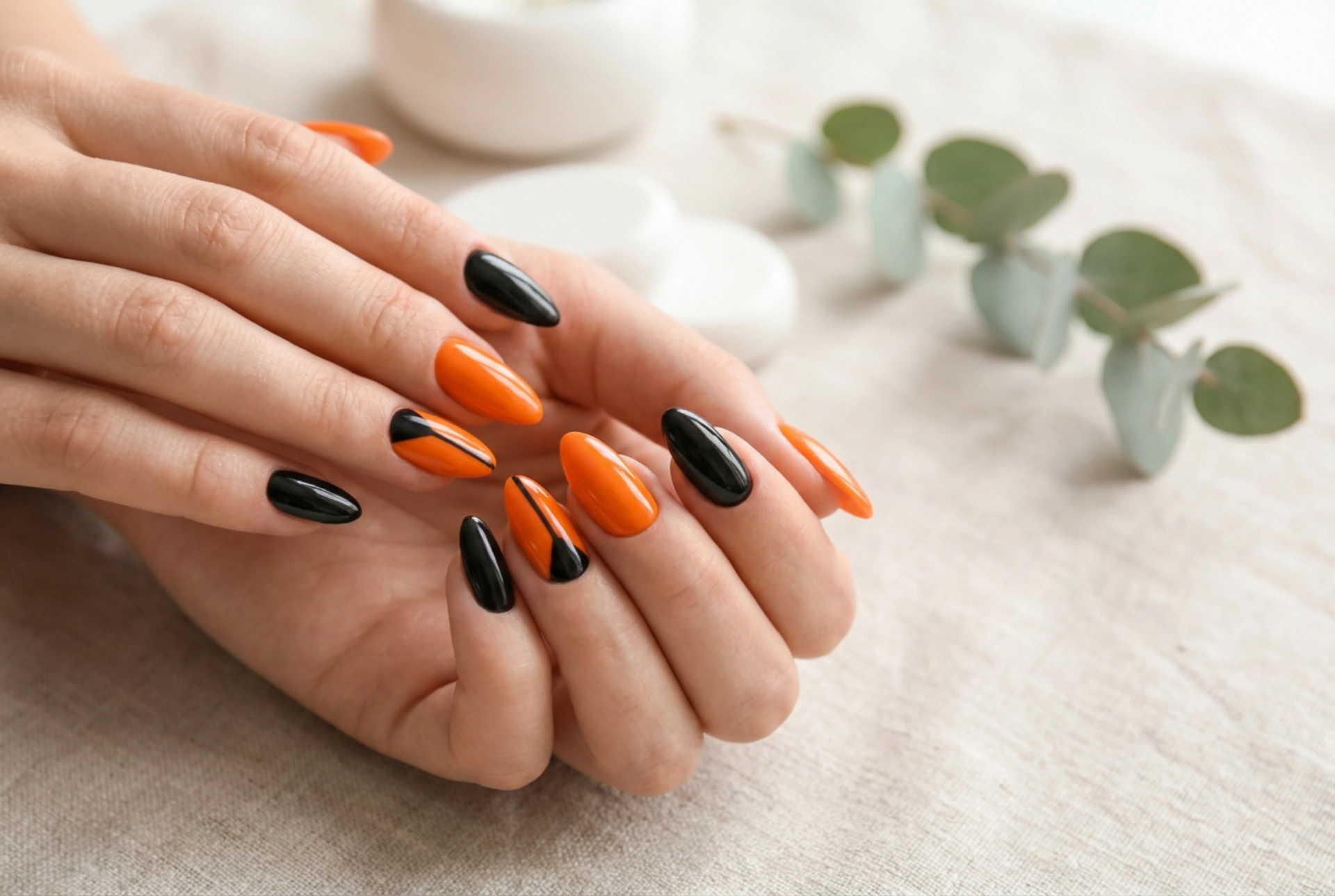 Orange negle med sort: udtryksfuld neglekunst trin for trin
