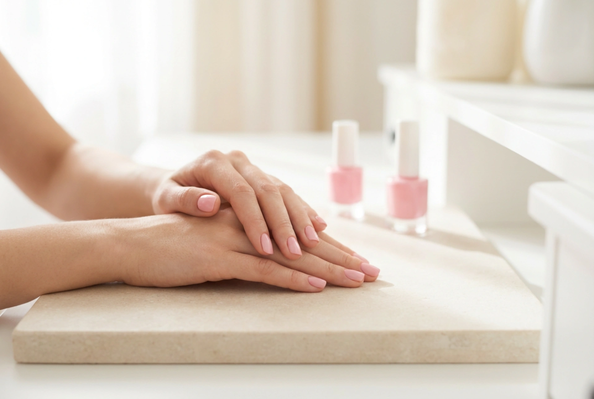 Manicure i pink nuancer: Pink negle trin for trin