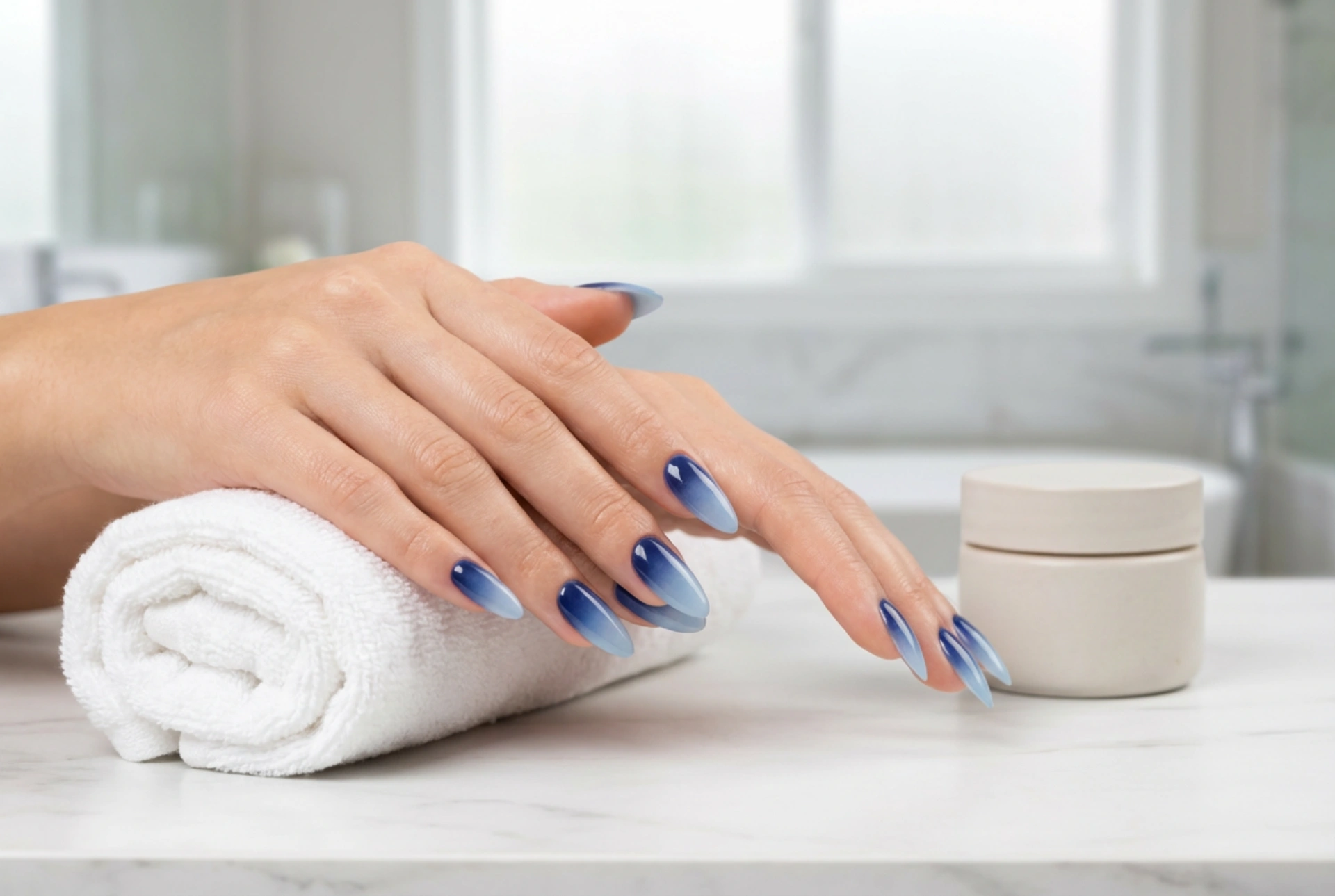 Mørkeblå ombre-negle: Elegant aftengradient i kølige toner