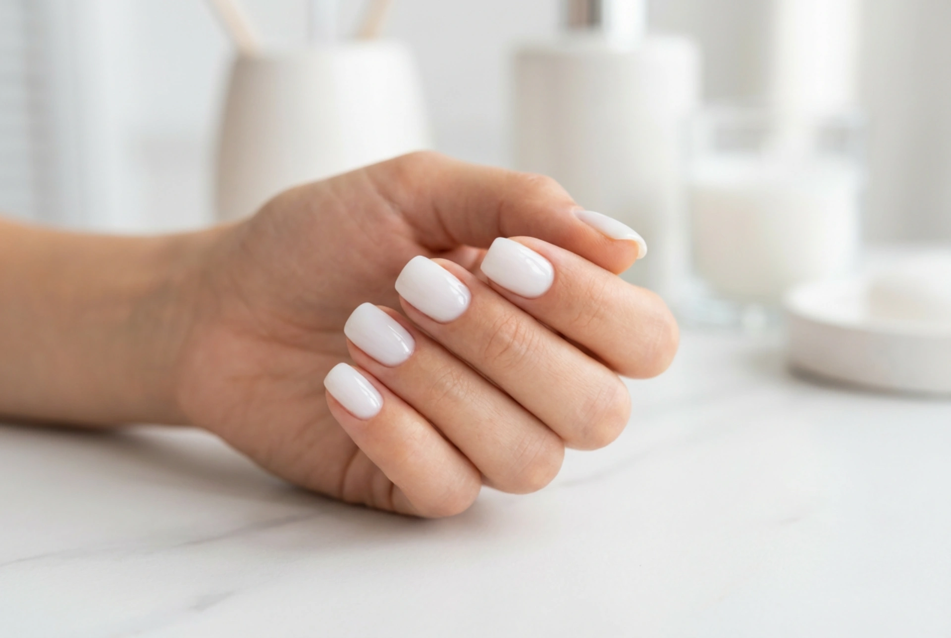 Mælkehvid gel polish: Sådan undgår du striber og opnår en fejlfri finish
