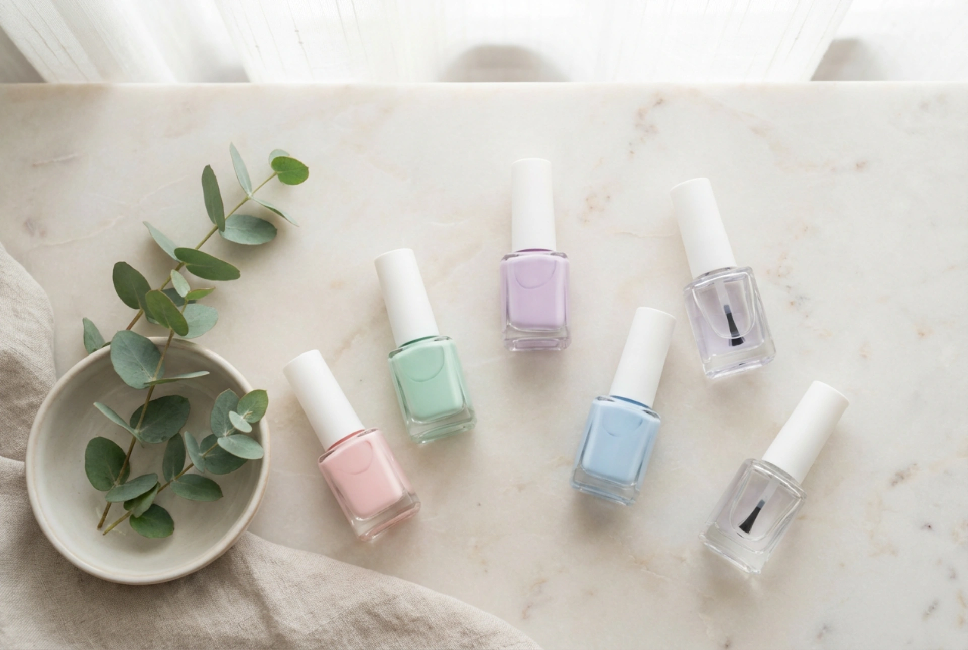 Pastelfarvede hybridlakker trin for trin: basecoat, to lag og topcoat