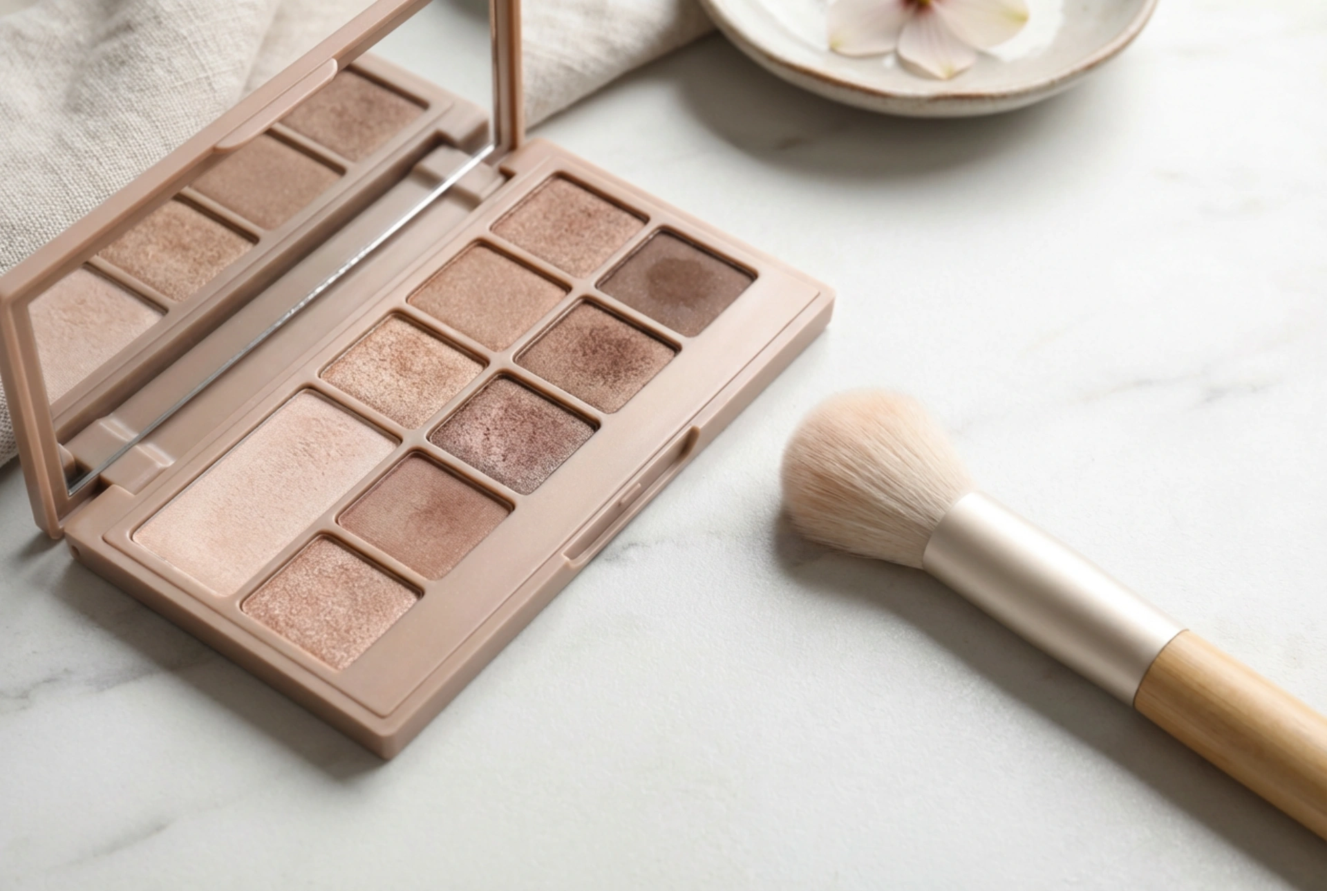 Satin-øjenskygger: bløde overgange, farvevalg, holdbarhed