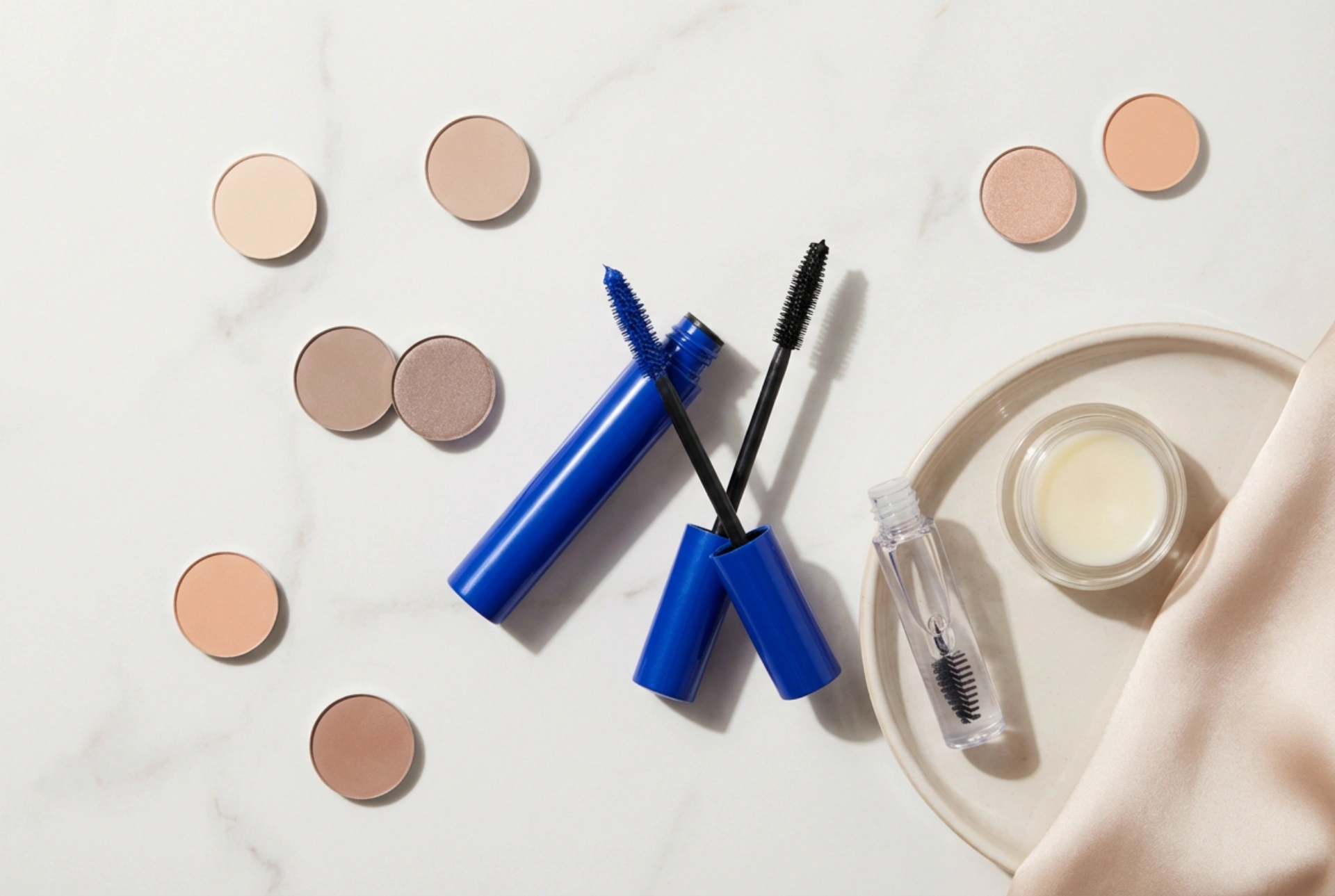 Blå mascara i praksis: Sådan kombinerer du den og fremhæver dit look