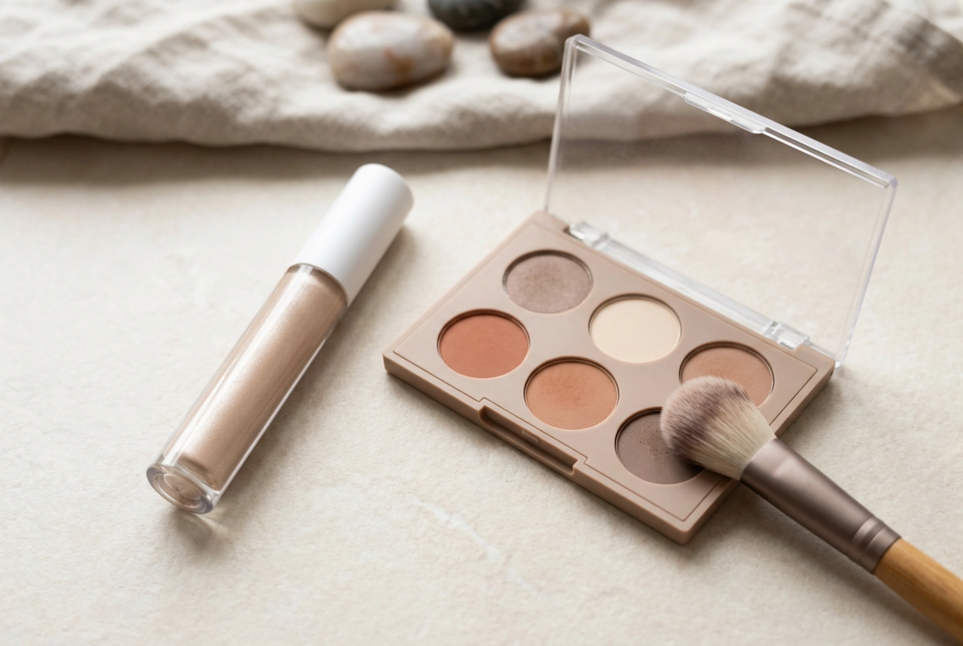 Flydende øjenskygge: jævn påføring, kombination med matte skygger og øget holdbarhed