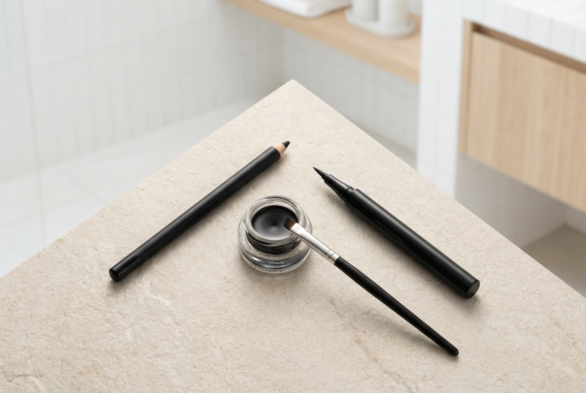Perfekt eyeliner på tre måder: Blyant, flydende og gel