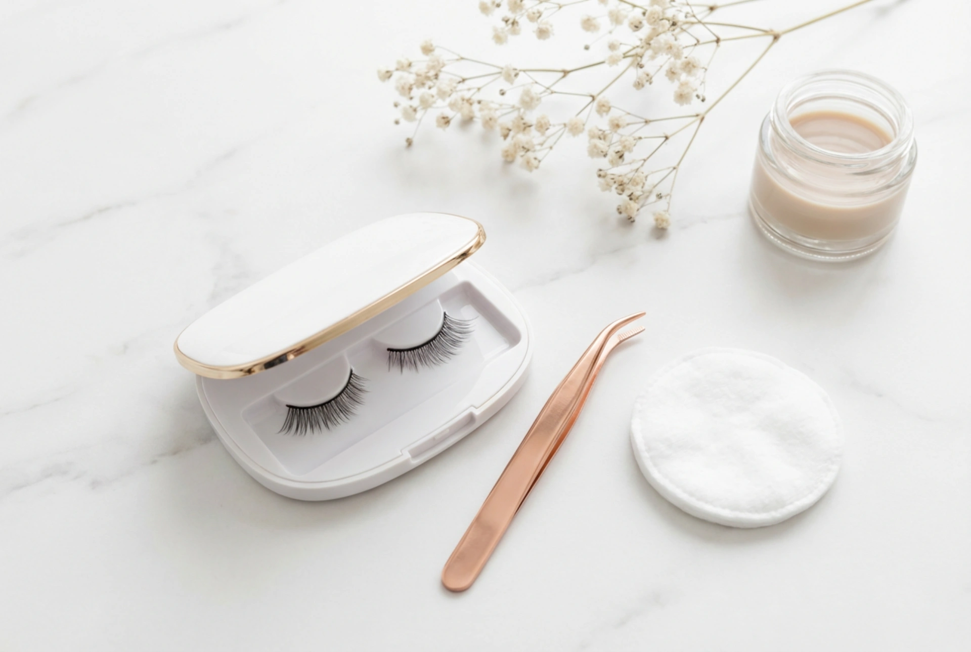 Magnetiske vipper uden eyeliner: Påføring, tilpasning og pleje