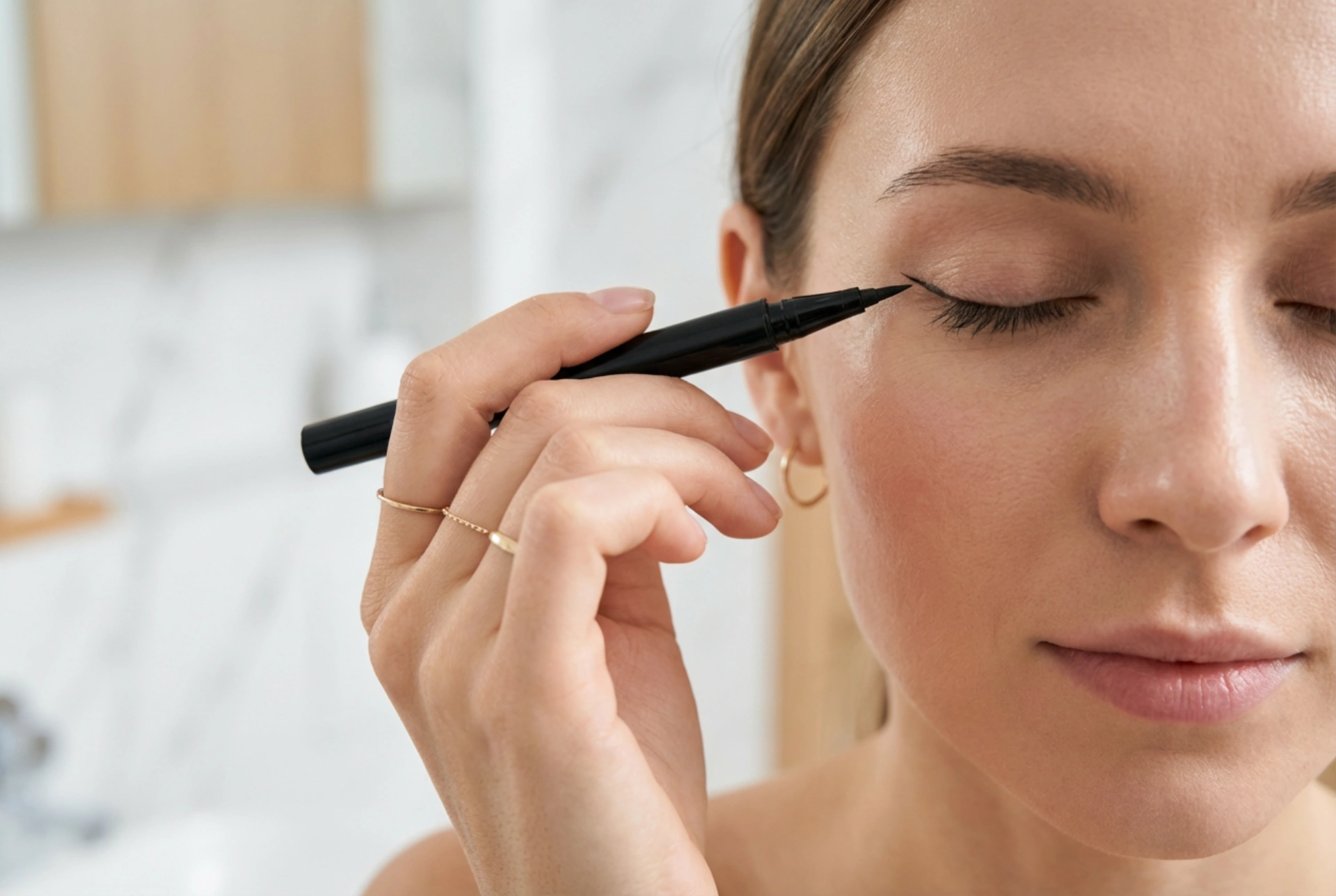 Sådan lægger du en eyeliner-streg: greb om applikatoren, vinkler og finish