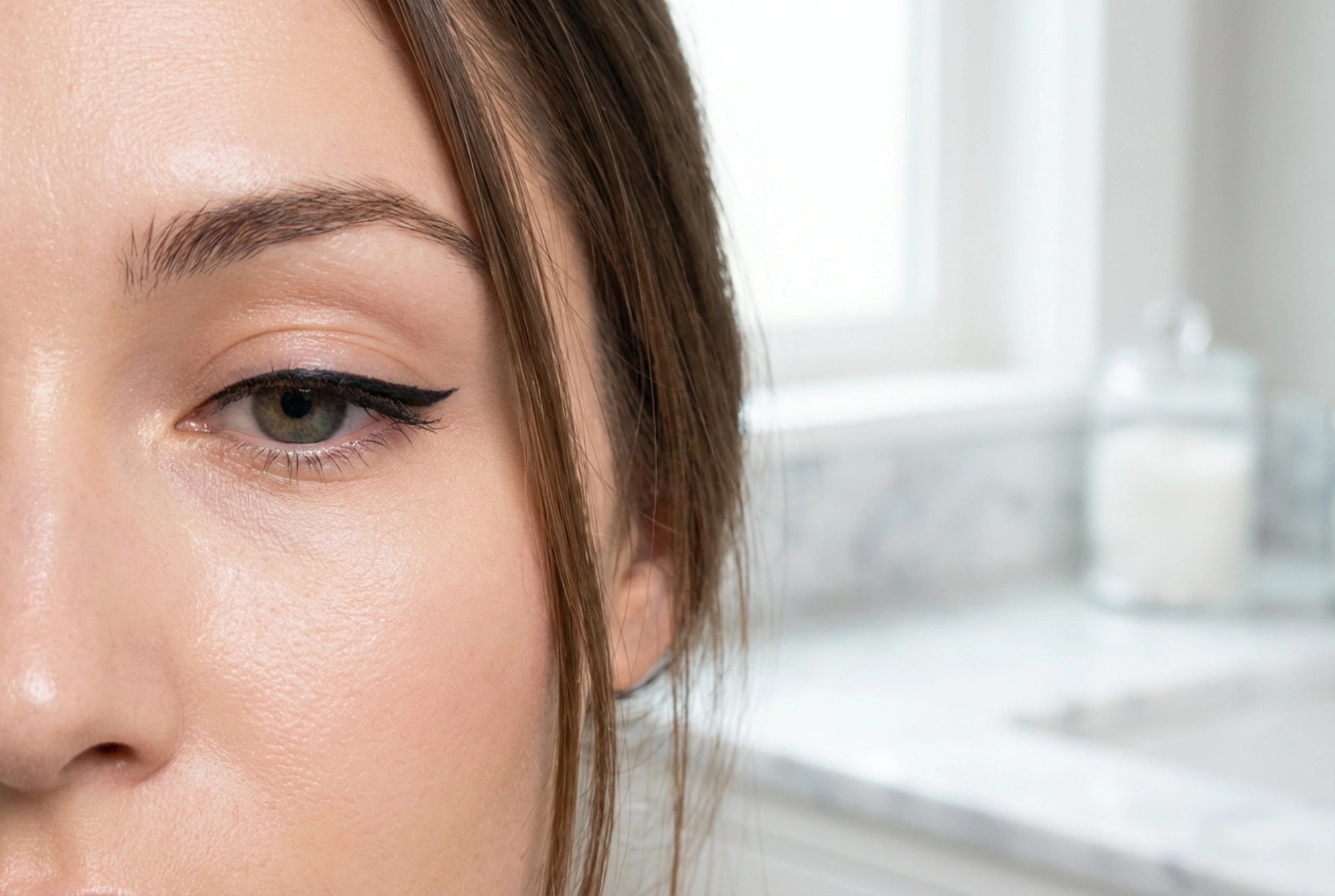 Eyeliner til hængende øjenlåg: Sådan tegner du den perfekte streg