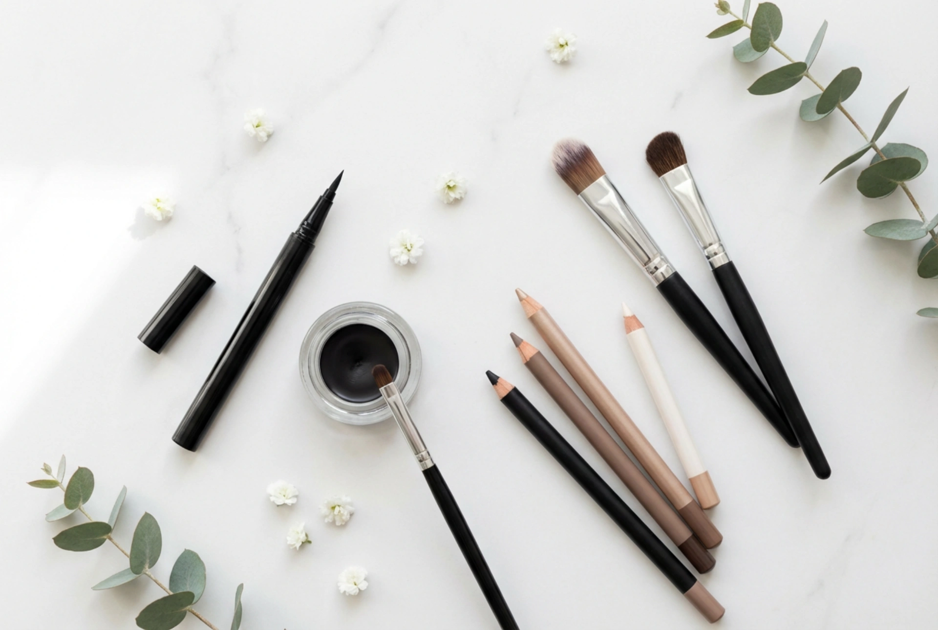 Perfekt Eyeliner: En Praktisk Guide til Påføring og Værktøjer