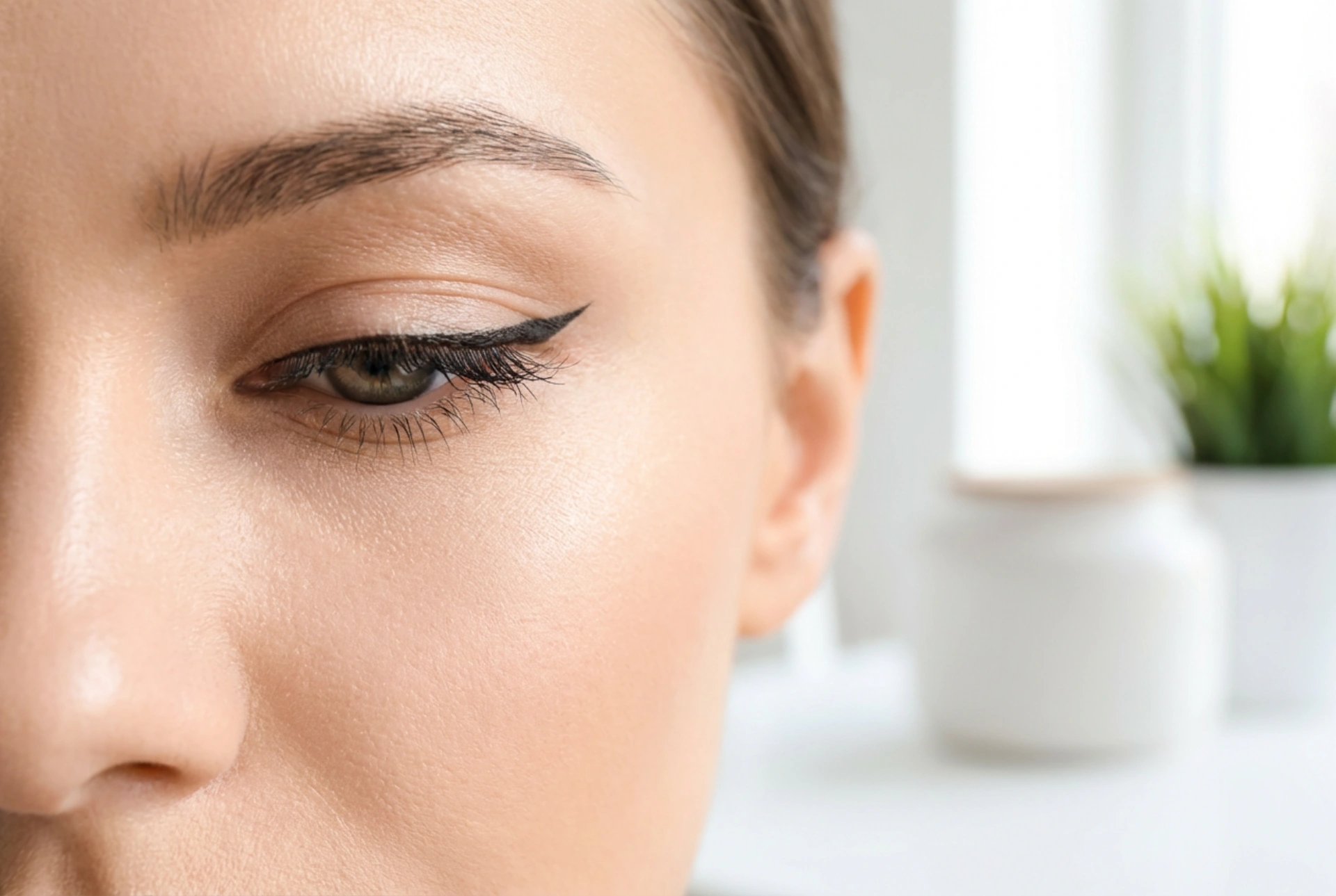 Hverdags-eyeliner: Den tynde linje, vingen og den perfekte finish