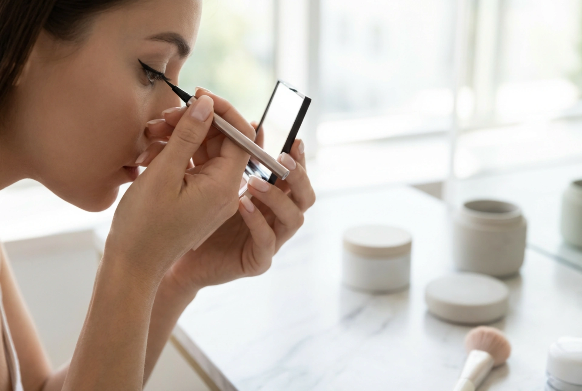 Eyeliner for begyndere: trin-for-trin guide og almindelige fejl