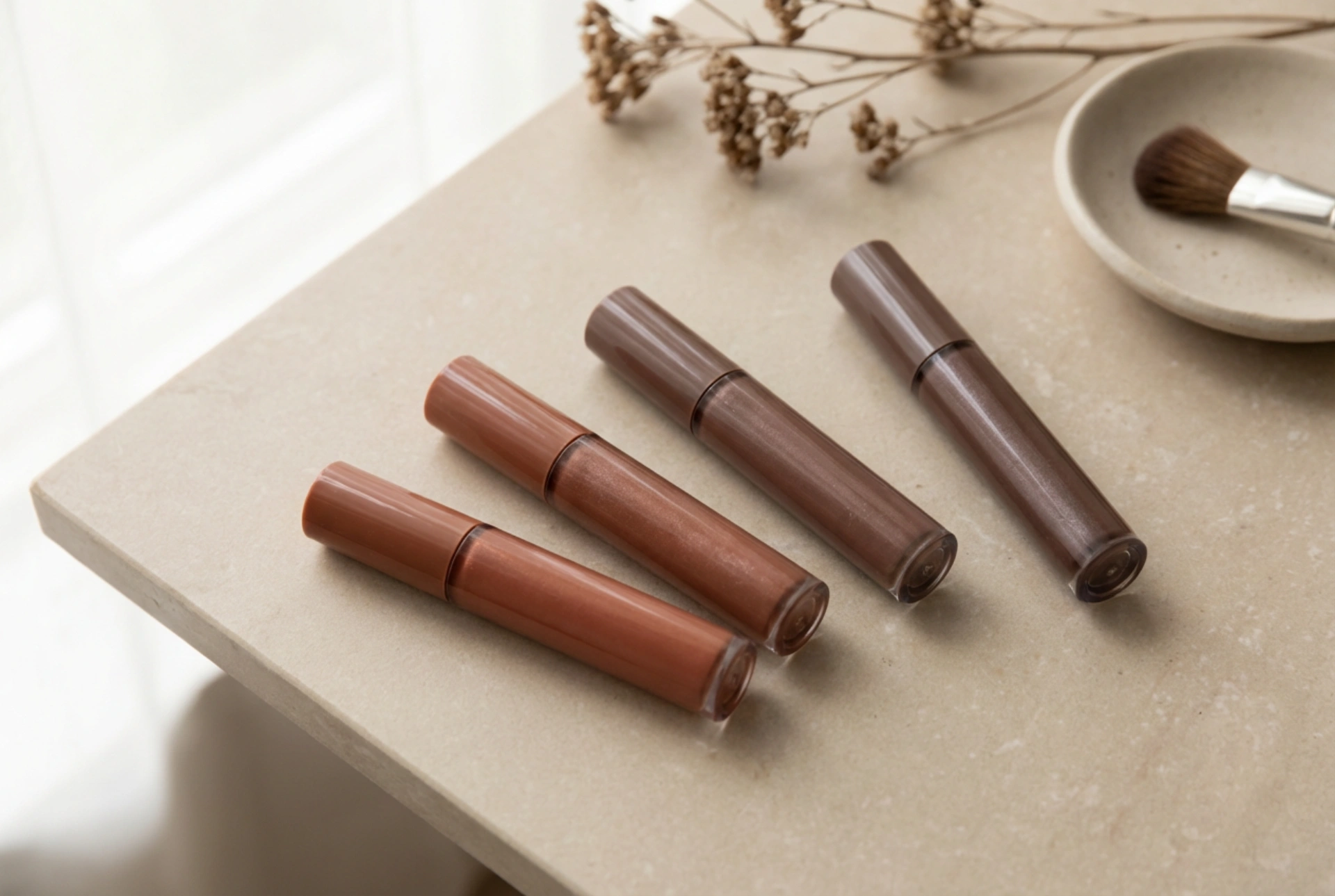 Brun lipgloss til forskellige hudtoner: kolde og varme nuancer