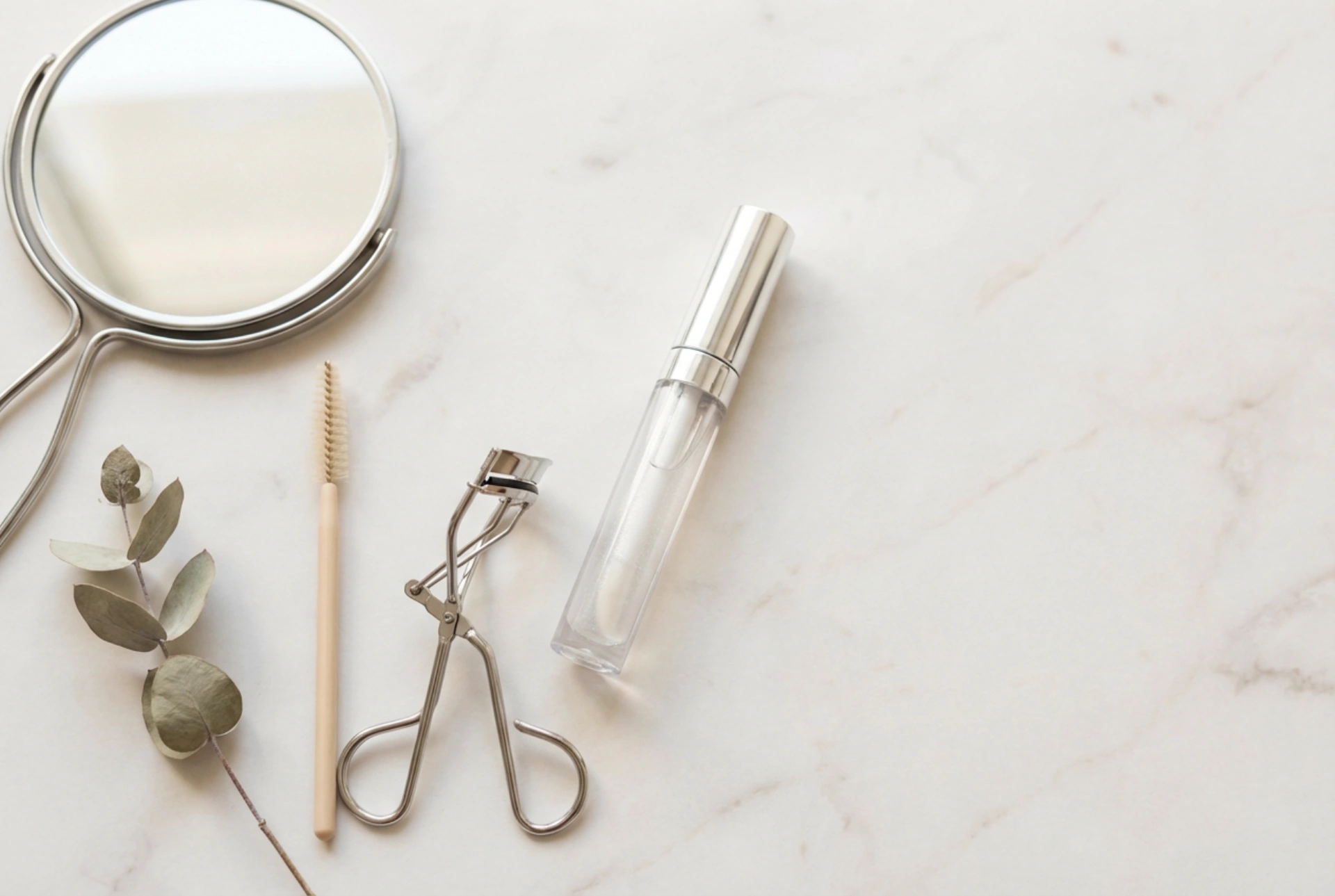 Klar lipgloss i kosmetikpungen: Anvendelser, tricks og pleje