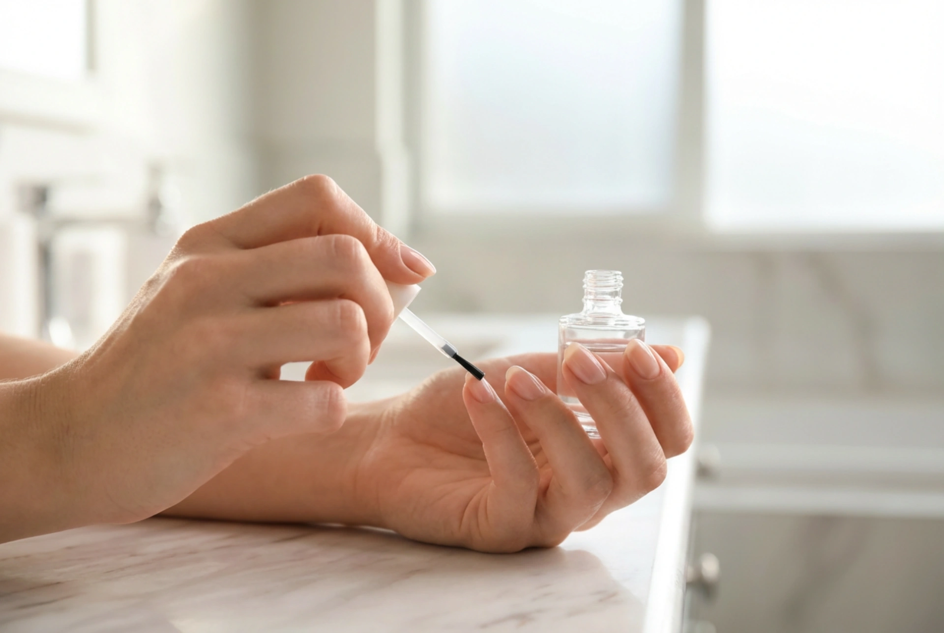 Base Coat: Hvorfor den er afgørende for din manicure og hvordan du påfører den