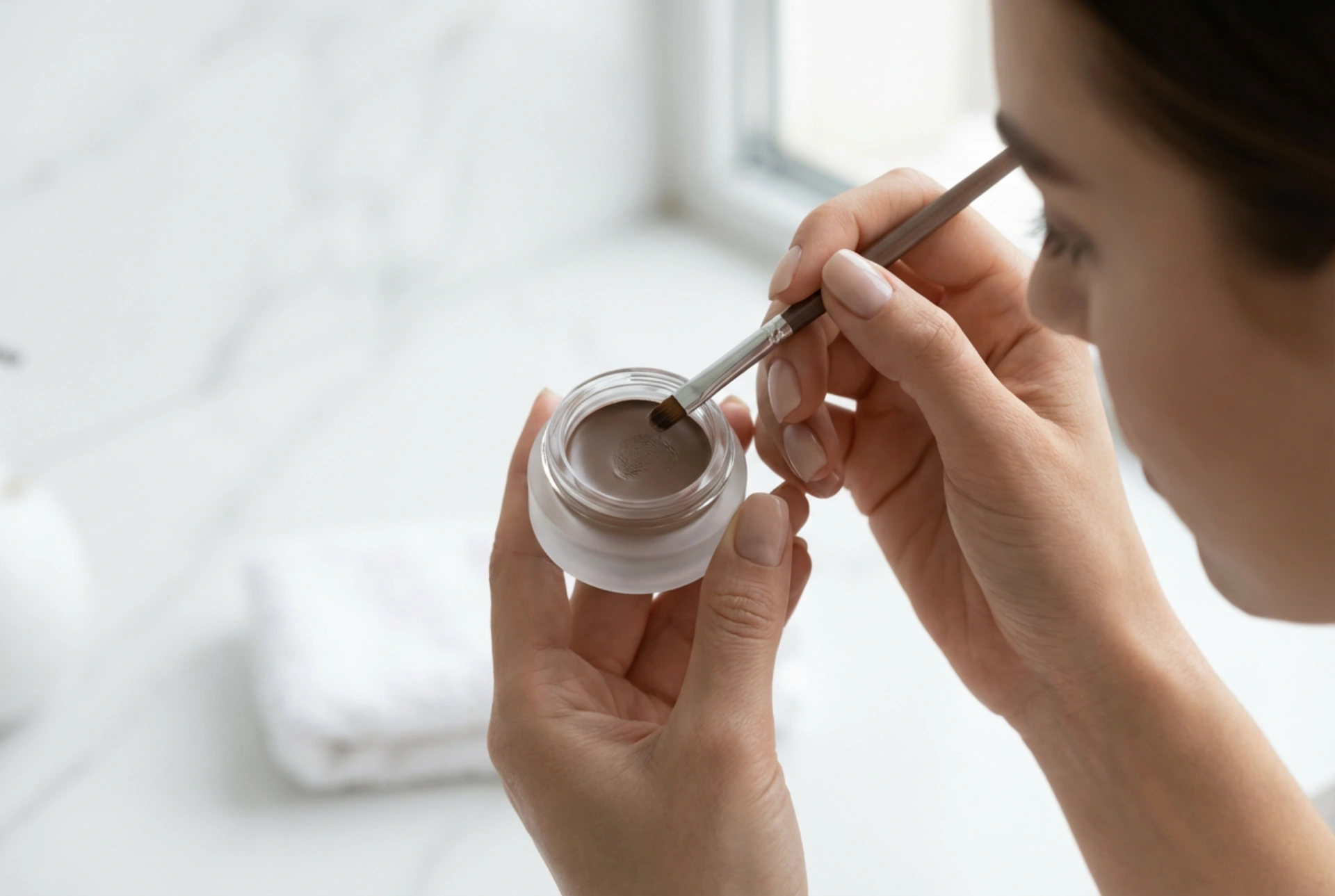 Gel-henna til bryn: Jævn påføring og farvekontrol