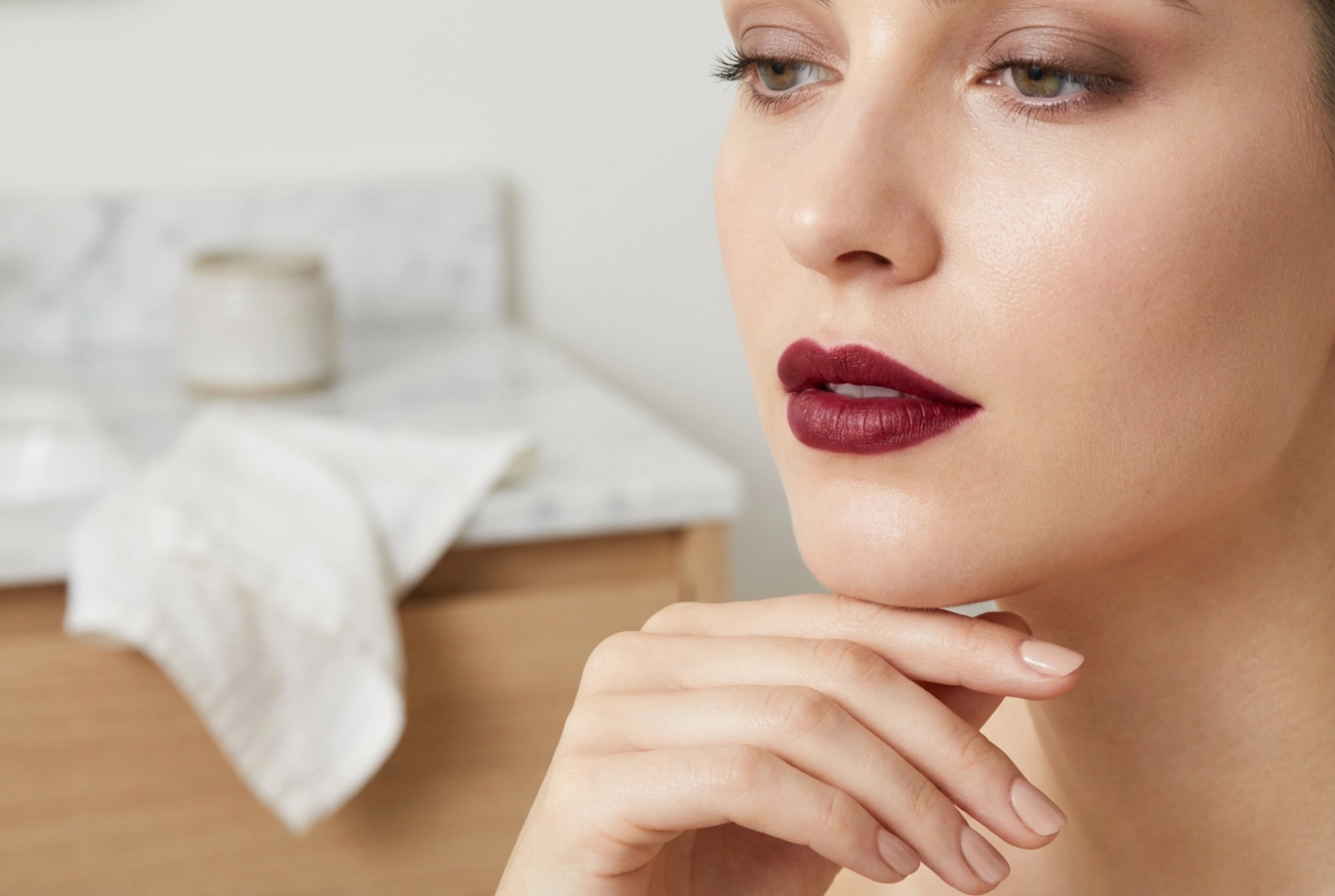 Bordeaux læbestift uden overdrivelse: Sådan vælger du den rigtige tone og øjenmakeup